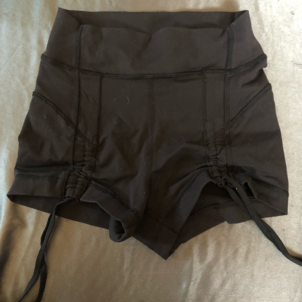 COPY - Lululemon scrunch shorts